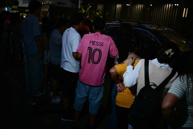 Fans await the arrival of the Inter Miami football team outside the Hotel Intercontinental in Lima on January 23, 2025, on the eve of the friendly football match against Alianza Lima. (Photo by ERNESTO BENAVIDES / AFP)