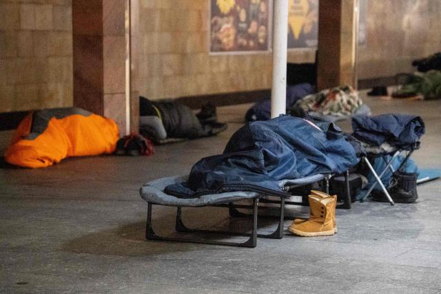 People take shelter at a metro station during an air attack in Kyiv on January 24, 2026, amid the Russian invasion of Ukraine. Russian strikes injured at least 15 people in Ukraine's capital and the northeastern city of Kharkiv overnight, authorities said early on January 24. (Photo by Serhii Okunev / AFP)