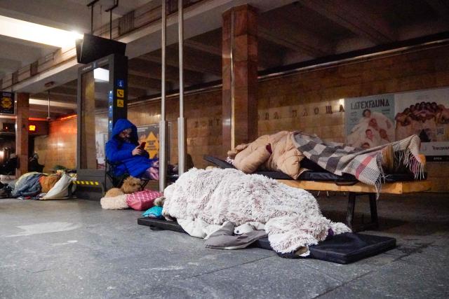 People take shelter at a metro station during an air attack in Kyiv on January 24, 2026, amid the Russian invasion of Ukraine. Russian strikes injured at least 15 people in Ukraine's capital and the northeastern city of Kharkiv overnight, authorities said early on January 24. (Photo by Serhii Okunev / AFP)