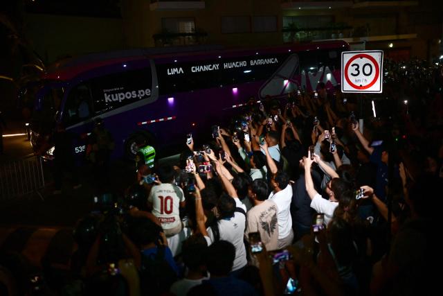 Football fans cheer Inter Miami players on the eve of the friendly football match against Alianza Lima outside their hotel in Lima on January 23, 2025. (Photo by ERNESTO BENAVIDES / AFP)