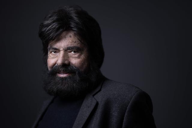 French author and human rights activist Marek Halter poses during a photo session at his home in Paris on January 15, 2026. (Photo by JOEL SAGET / AFP)