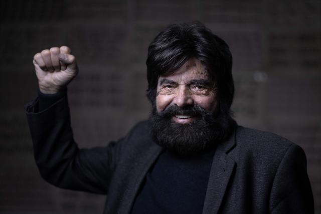 French author and human rights activist Marek Halter poses during a photo session at his home in Paris on January 15, 2026. (Photo by JOEL SAGET / AFP)