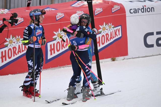 Winner Sweden's Sara Hector (R) celebrates with second-placed US' Paula Moltzan and third-placed US' Mikaela Shiffrin (L) in the finishing area after competing in the second run of the Women's Giant Slalom event of FIS Alpine Skiing World Cup in Spindleruv Mlyn on January 24, 2026. (Photo by Michal Cizek / AFP)