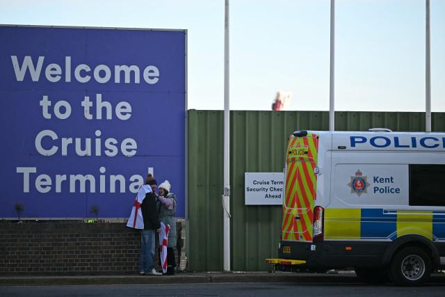 Right wing protesters gather outside a processing centre for migrants in Dover on the south east coast of England on January 24, 2026. (Photo by JUSTIN TALLIS / AFP)