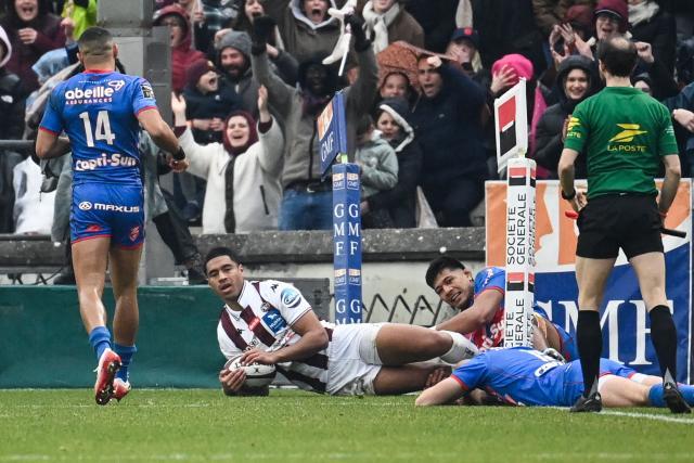Bordeaux-Begles' New-Zealand wing Salesi Rayasi (C) celebrates after scoring a try during the French Top14 rugby union match between Union Bordeaux-Begles (UBB) and Stade Francais Paris at the Chaban-Delmas Stadium in Bordeaux, south-western France on January 24, 2026. (Photo by Christophe ARCHAMBAULT / AFP)