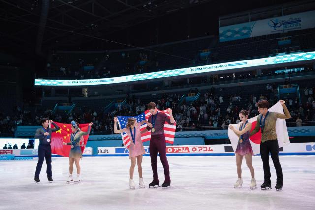 Gold medalists USA's Alisa Efimova and Misha Mitrofanov (C), silver medalists China’s Sui Wenjing and Han Cong (L) and bronze medalists Japan’s Yuna Nagaoka and Sumitada Moriguchi prepare to pose for a photograph with their medals for the pairs competition at the ISU Four Continents Figure Skating Championships in Beijing on January 24, 2026. (Photo by GREG BAKER / AFP)