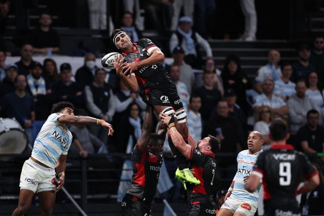 Lyon's French flanker Dylan Cretin (C) jumps for the ball in a line out during the French Top14 rugby union match between Racing 92 and Lyon Olympique Universitaire Rugby (LOU) at the Paris La Defense Arena in Nanterre, on the outskirts of Paris on January 24, 2026. (Photo by Anne-Christine POUJOULAT / AFP)
