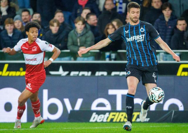 Club Brugge's Belgian defender #44 Brandon Mechele (R) runs with the ball during the Belgian "Pro League" First Division football match between Club Brugge KV and Zulte Waregem at the Jan Breydel Stadium in Bruges on January 24, 2026. (Photo by KURT DESPLENTER / BELGA / AFP) / Belgium OUT
