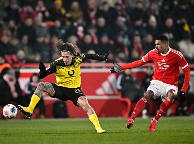 Dortmund's Portuguese forward #21 Fabio Silva (L) and Union Berlin's Dutch defender #05 Danilho Doekhi vie for the ball during the German first division Bundesliga football match between Union Berlin and BVB Borussia Dortmung in Berlin, Germany, on January 24, 2026. (Photo by Tobias SCHWARZ / AFP) / DFL REGULATIONS PROHIBIT ANY USE OF PHOTOGRAPHS AS IMAGE SEQUENCES AND/OR QUASI-VIDEO