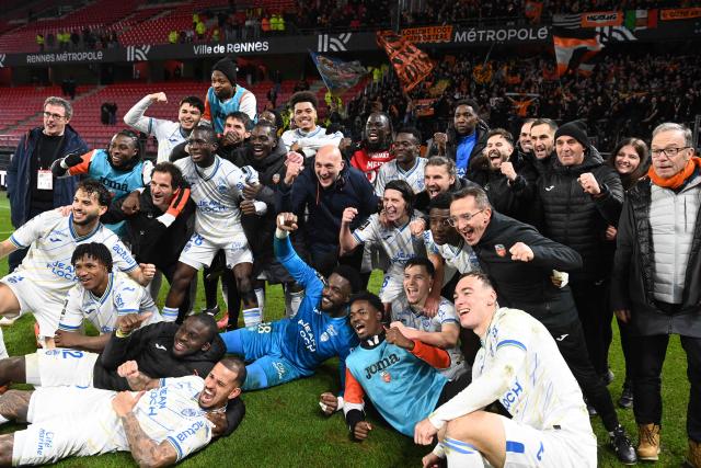 Lorient's French head coach Olivier Pantaloni (C) celebrates his team's victory with his players and staff at the end of the French L1 football match between Stade Rennais FC and FC Lorient at the Roazhon Park stadium in Rennes, western France, on January 24, 2026. (Photo by JEAN-FRANCOIS MONIER / AFP)