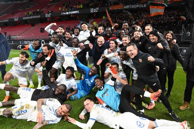 Lorient's French head coach Olivier Pantaloni (C) celebrates his team's victory with his players and staff at the end of the French L1 football match between Stade Rennais FC and FC Lorient at the Roazhon Park stadium in Rennes, western France, on January 24, 2026. (Photo by JEAN-FRANCOIS MONIER / AFP)