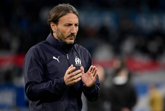 Marseille's Italian head coach Roberto De Zerbi applauds at warm up before the French L1 football match between Olympique de Marseille (OM) and RC Lens at the Stade Velodrome in Marseille, southern France, on January 24, 2026. (Photo by Miguel MEDINA / AFP)