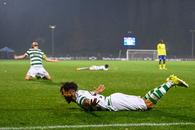 Sporting Lisbon's Colombian forward #97 Luis Suarez (C) celebrates scoring his team's second goal during the Portuguese League football match between FC Arouca and Sporting CP at the Municipal de Arouca stadium in Aveiro on January 24, 2026. (Photo by Miguel RIOPA / AFP)