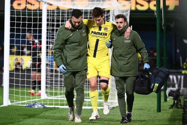 Villarreal's Argentine defender #08 Juan Foyth is assisted after sustaining an injury during the Spanish league football match between Villarreal CF and Real Madrid CF at La Ceramica Stadium in Vila-Real on January 24, 2026. (Photo by JOSE JORDAN / AFP)
