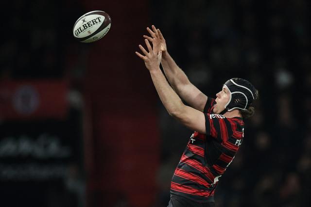 Toulouse's French lock Thibaud Flament catches the ball from a Toulouse lineout during the French Top14 rugby union match between Stade Toulousain Rugby (Toulouse) and Section Paloise Bearn Pyrenees (Pau) at the Ernest-Wallon stadium in Toulouse, south-western France, on January 24, 2026. (Photo by Valentine CHAPUIS / AFP)
