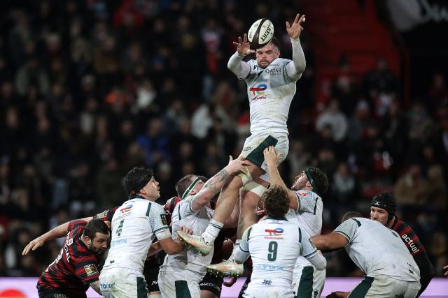 Pau's South African back row Reece Hewat (top) catches the ball as he is lifted into the air for a Pau lineout during the French Top14 rugby union match between Stade Toulousain Rugby (Toulouse) and Section Paloise Bearn Pyrenees (Pau) at the Ernest-Wallon stadium in Toulouse, south-western France, on January 24, 2026. (Photo by Valentine CHAPUIS / AFP)