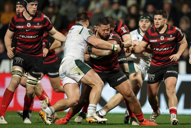 Toulouse's French prop Rodrigue Neti (CR) is tackled during the French Top14 rugby union match between Stade Toulousain Rugby (Toulouse) and Section Paloise Bearn Pyrenees (Pau) at the Ernest-Wallon stadium in Toulouse, south-western France, on January 24, 2026. (Photo by Valentine CHAPUIS / AFP)