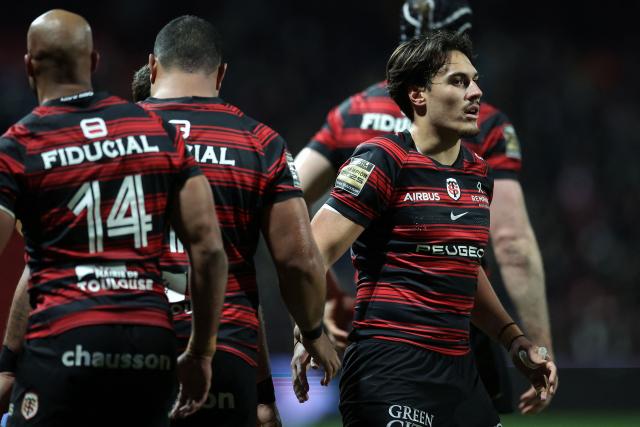Toulouse's French centre Kalvin Gourgues (R) celebrates with team mates during the French Top 14 rugby union match between Stade Toulousain and Section Paloise (Pau) at the Ernest Wallon Stadium in Toulouse, southwestern France, on January 24, 2026. (Photo by Valentine CHAPUIS / AFP)