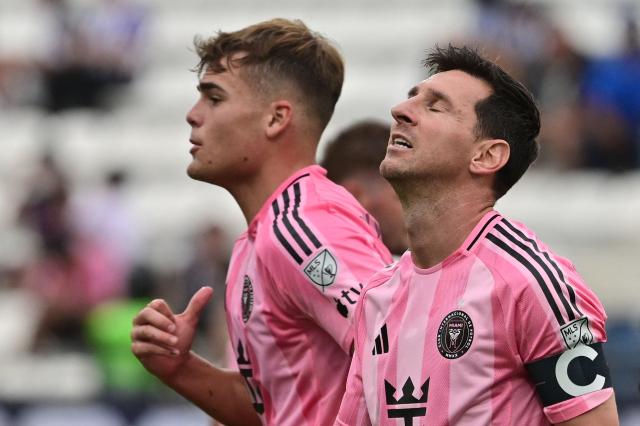Inter Miami's Argentine forward #10 Lionel Messi gestrues during the friendly football match between Peru's Alianza Lima and the US' Inter Miami at the Alejandro Villanueva Stadium in Lima on January 24, 2025. (Photo by Connie FRANCE / AFP)