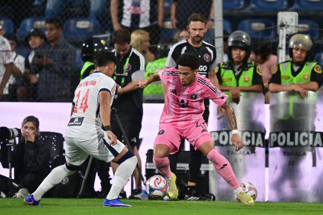 Alianza Lima's defender #14 D'Alessandro Montenegro and Inter Miami's US midfielder #41 David Ruiz fight for the ball during the friendly football match between Peru's Alianza Lima and the US' Inter Miami at the Alejandro Villanueva Stadium in Lima on January 24, 2025. (Photo by Connie FRANCE / AFP)