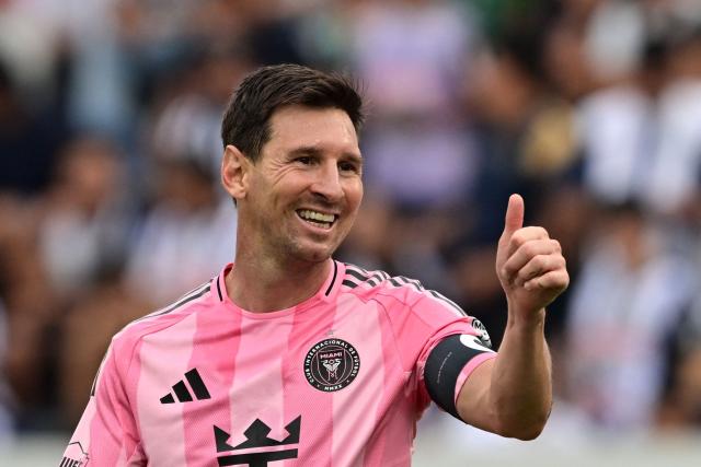 TOPSHOT - Inter Miami's Argentine forward #10 Lionel Messi gives a thumbs-up during the friendly football match between Peru's Alianza Lima and the US' Inter Miami at the Alejandro Villanueva Stadium in Lima on January 24, 2025. (Photo by Connie FRANCE / AFP)