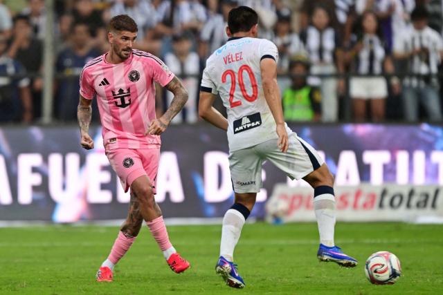 Inter Miami's Argentine midfielder #07 Rodrigo De Paul and Alianza Lima's Ecuadorian midfielder #20 Jairo Velez fight for the ball during the friendly football match between Peru's Alianza Lima and the US' Inter Miami at the Alejandro Villanueva Stadium in Lima on January 24, 2025. (Photo by Connie FRANCE / AFP)