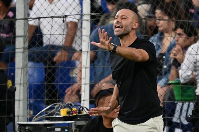 Inter Miami's Argentine head coach Javier Mascherano gestures during the friendly football match between Peru's Alianza Lima and the US' Inter Miami at the Alejandro Villanueva Stadium in Lima on January 24, 2025. (Photo by Connie FRANCE / AFP)