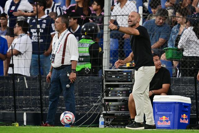 Inter Miami's Argentine head coach Javier Mascherano gestures during the friendly football match between Peru's Alianza Lima and the US' Inter Miami at the Alejandro Villanueva Stadium in Lima on January 24, 2025. (Photo by Connie FRANCE / AFP)