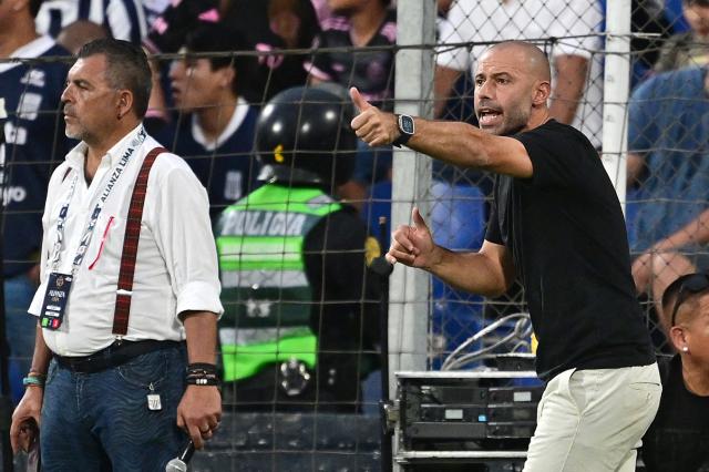 Inter Miami's Argentine head coach Javier Mascherano gestures during the friendly football match between Peru's Alianza Lima and the US' Inter Miami at the Alejandro Villanueva Stadium in Lima on January 24, 2025. (Photo by Connie FRANCE / AFP)