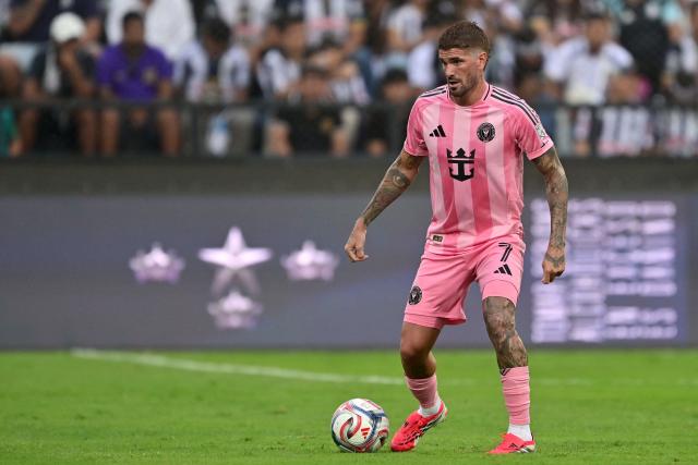 Inter Miami's Argentine midfielder #07 Rodrigo De Paul controls the ball during the friendly football match between Peru's Alianza Lima and the US' Inter Miami at the Alejandro Villanueva Stadium in Lima on January 24, 2025. (Photo by Connie FRANCE / AFP)