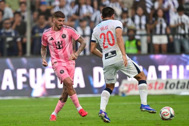 Inter Miami's Argentine midfielder #07 Rodrigo De Paul kicks the ball past Alianza Lima's Ecuadorian midfielder #20 Jairo Velez during the friendly football match between Peru's Alianza Lima and the US' Inter Miami at the Alejandro Villanueva Stadium in Lima on January 24, 2025. (Photo by Connie FRANCE / AFP)