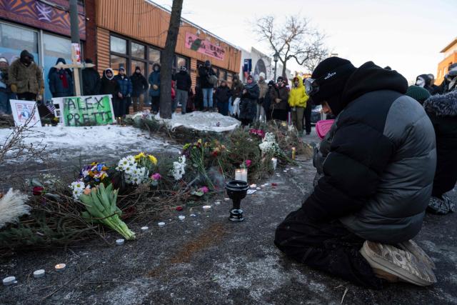 People mourn in the area where 37-year-old Alex Pretti was shot dead by federal immigration agents earlier in the day in Minneapolis, Minnesota, on January 24, 2026. Federal immigration agents shot dead a man in Minneapolis on Saturday, in the second fatal shooting of a civilian during the Trump administration's unprecedented operation in the city, sparking fresh protests and outrage from state officials. The death came less than three weeks after US citizen Renee Good was shot and killed by an ICE officer. (Photo by ROBERTO SCHMIDT / AFP)