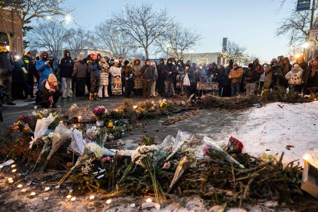 TOPSHOT - People mourn at a makeshift memorial in the area where 37-year-old Alex Pretti was shot dead by federal immigration agents earlier in the day in Minneapolis, Minnesota, on January 24, 2026. Federal immigration agents shot dead a man in Minneapolis on Saturday, in the second fatal shooting of a civilian during the Trump administration's unprecedented operation in the city, sparking fresh protests and outrage from state officials. The death came less than three weeks after US citizen Renee Good was shot and killed by an ICE officer. (Photo by ROBERTO SCHMIDT / AFP)