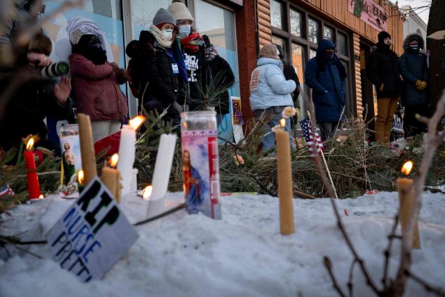 People mourn at a makeshift memorial in the area where 37-year-old Alex Pretti was shot dead by federal immigration agents earlier in the day in Minneapolis, Minnesota, on January 24, 2026. Federal immigration agents shot dead a man in Minneapolis on Saturday, in the second fatal shooting of a civilian during the Trump administration's unprecedented operation in the city, sparking fresh protests and outrage from state officials. The death came less than three weeks after US citizen Renee Good was shot and killed by an ICE officer. (Photo by ROBERTO SCHMIDT / AFP)