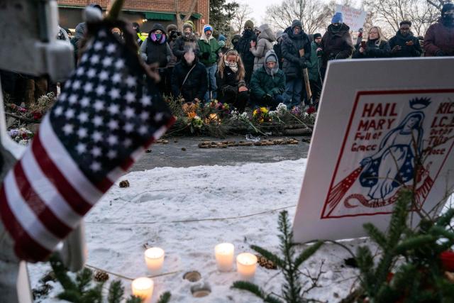 People mourn at a makeshift memorial in the area where 37-year-old Alex Pretti was shot dead by federal immigration agents earlier in the day in Minneapolis, Minnesota, on January 24, 2026. Federal immigration agents shot dead a man in Minneapolis on Saturday, in the second fatal shooting of a civilian during the Trump administration's unprecedented operation in the city, sparking fresh protests and outrage from state officials. The death came less than three weeks after US citizen Renee Good was shot and killed by an ICE officer. (Photo by ROBERTO SCHMIDT / AFP)