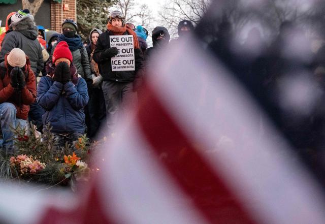 People mourn at a makeshift memorial in the area where 37-year-old Alex Pretti was shot dead by federal immigration agents earlier in the day in Minneapolis, Minnesota, on January 24, 2026. Federal immigration agents shot dead a man in Minneapolis on Saturday, in the second fatal shooting of a civilian during the Trump administration's unprecedented operation in the city, sparking fresh protests and outrage from state officials. The death came less than three weeks after US citizen Renee Good was shot and killed by an ICE officer. (Photo by ROBERTO SCHMIDT / AFP)