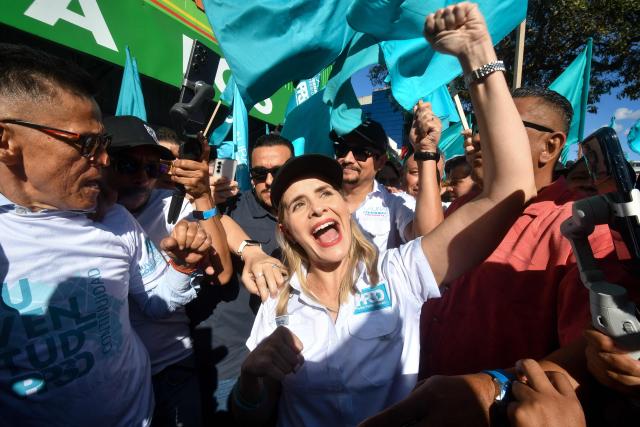 TOPSHOT - Costa Rica's presidential candidate of the Sovereign People party, Laura Fernandez, gestures during her closing campaign rally at the Colon Avenue in San Jose on January 24, 2026. Right-wing politician Laura Fernandez appears set to win Costa Rica's presidential election in the first round, according to two opinion polls published on January 21. (Photo by Ezequiel BECERRA / AFP)