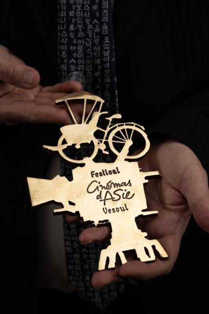 (FILES) The director of the Festival International des Cinemas d’Asie (FICA - International Festival of Asian Cinema), Jean-Marc Therouanne, holds the golden cycle trophy in Vesoul, eastern France, on January 25, 2024. Executions in Sri Lanka, oppression of women in Kyrgyzstan, suicide in Korea... the Asian Film Festival opens on January 27, 2026 in Vesoul, with a competition dominated by the torments of the contemporary world. (Photo by SEBASTIEN BOZON / AFP)