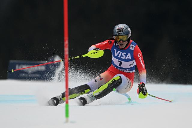 Switzerland's Wendy Holdener competes in the first run of the Women' Slalom event of FIS Alpine Skiing World Cup in Spindleruv Mlyn, Czech Republic on January 25, 2026. (Photo by Michal Cizek / AFP)