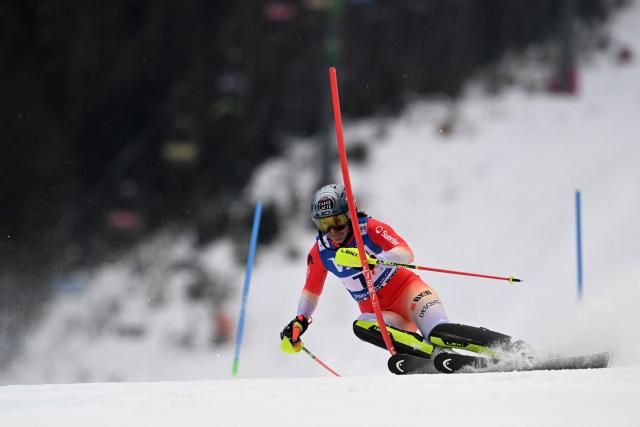 Switzerland's Wendy Holdener competes in the first run of the Women' Slalom event of FIS Alpine Skiing World Cup in Spindleruv Mlyn, Czech Republic on January 25, 2026. (Photo by Michal Cizek / AFP)