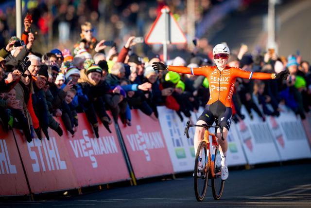 Ducth rider Puck Pieterse celebrates as she crosse the finish line to win the Women's Elite UCI Cyclocross World Cup in Hoogerheide on January 25, 2026. (Photo by Iris van den Broek / ANP / AFP) / Netherlands OUT