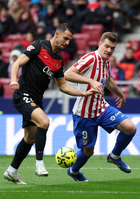 Real Mallorca's Slovak defender #24 Martin Valjent (L) and Atletico Madrid's Norwegian forward #09 Alexander Sorloth fight for the ball during the Spanish league football match between Club Atletico de Madrid and RCD Mallorca at Metropolitano Stadium in Madrid on January 25, 2026. (Photo by Pierre-Philippe MARCOU / AFP)