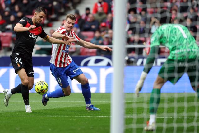 Real Mallorca's Slovak defender #24 Martin Valjent (L) and Atletico Madrid's Norwegian forward #09 Alexander Sorloth fight for the ball during the Spanish league football match between Club Atletico de Madrid and RCD Mallorca at Metropolitano Stadium in Madrid on January 25, 2026. (Photo by Pierre-Philippe MARCOU / AFP)