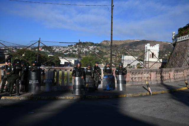 Honduran soldiers stand guard outside the congress prior to the installation of the first legislature, in Tegucigalpa on January 25, 2026. Earliert this month Honduras electoral authorities rejected an order by the outgoing president to recount November's election won by Trump-backed candidate Nasry Asfura, a conservative businessman who was declared the winner of Honduras's presidential election on December 24, weeks after a tight race marred by delays and allegations of fraud. (Photo by Johan ORDONEZ / AFP)