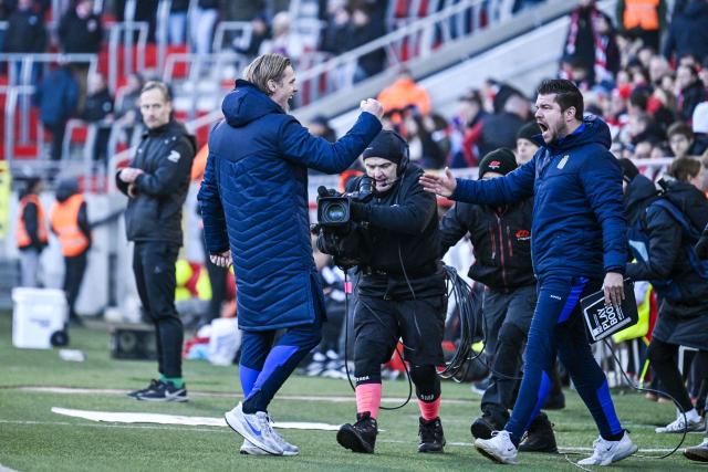 Charleroi's Belgian head coach Hans Cornelis celebrates after winning during the Belgian "Pro League" First Division football match between Royal Antwerp FC and Sporting Charleroi, at Bosuilstadion stadium, in Antwerp, on January 25, 2026. (Photo by Tom Goyvaerts / Belga / AFP) / Belgium OUT