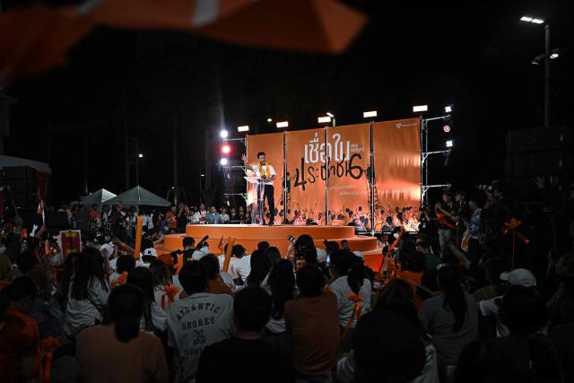 People's Party leader and prime ministerial candidate Natthaphong Ruengpanyawut (C) addresses a rally ahead of the general election in Bangkok on January 25, 2026. (Photo by Lillian SUWANRUMPHA / AFP)