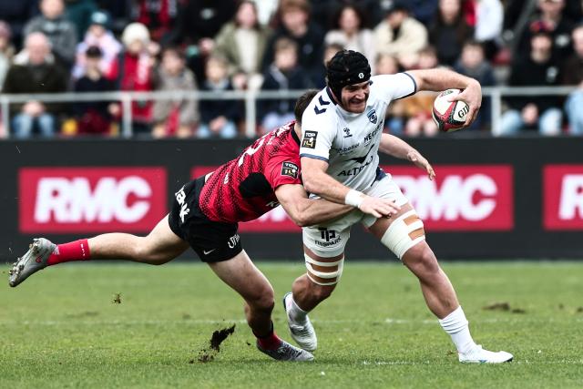 Montpellier’s French flanker Lenni Nouchi is tackled by Toulon's French wing Oliver Cowie during the French Top 14 rugby union match between Rugby Club Toulonnais (Toulon) and Montpellier Herault Rugby at the Stade Mayol in Toulon, south-eastern France on January 25, 2026. (Photo by Thibaud MORITZ / AFP)