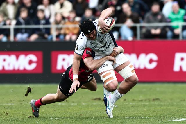 Montpellier’s French flanker Lenni Nouchi is tackled by Toulon's French wing Oliver Cowie during the French Top 14 rugby union match between Rugby Club Toulonnais (Toulon) and Montpellier Herault Rugby at the Stade Mayol in Toulon, south-eastern France on January 25, 2026. (Photo by Thibaud MORITZ / AFP)