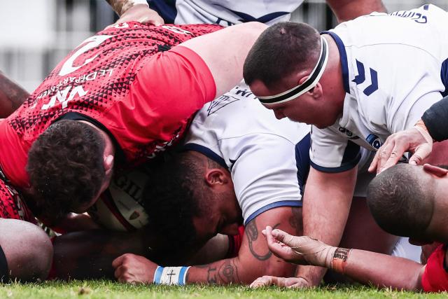 Montpellier’s French prop Wilfrid Hounkpatin (C) scores a try during the French Top 14 rugby union match between Rugby Club Toulonnais (Toulon) and Montpellier Herault Rugby at the Stade Mayol in Toulon, south-eastern France on January 25, 2026. (Photo by Thibaud MORITZ / AFP)