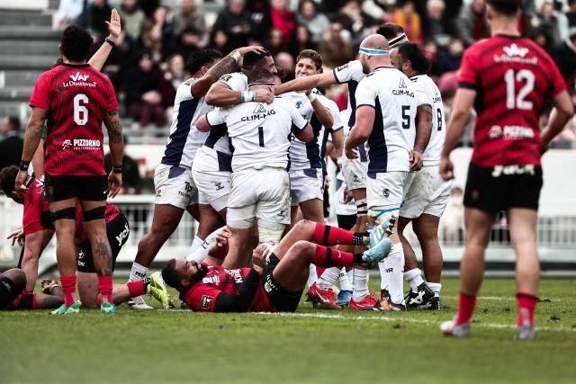 Montpellier’s French prop Wilfrid Hounkpatin (C-L) celebrates with teammates after scoring a try during the French Top 14 rugby union match between Rugby Club Toulonnais (Toulon) and Montpellier Herault Rugby at the Stade Mayol in Toulon, south-eastern France on January 25, 2026. (Photo by Thibaud MORITZ / AFP)